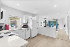 Refrigerador, microondas, placa de cocina, cafetera/tetera