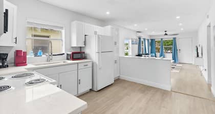 Fully Remodeled 3 bed 1 bath Minutes From The Beach with Retro Arcade!