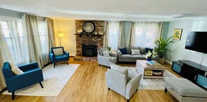 Smart TV, books - Charming 3-bedroom townhome in Marblehead 
3 miles  to Salem
14 miles to Boston (Marblehead)