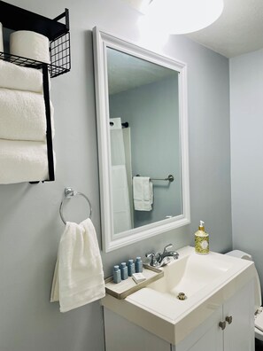Sèche-cheveux, bidet, serviettes fournies, savon