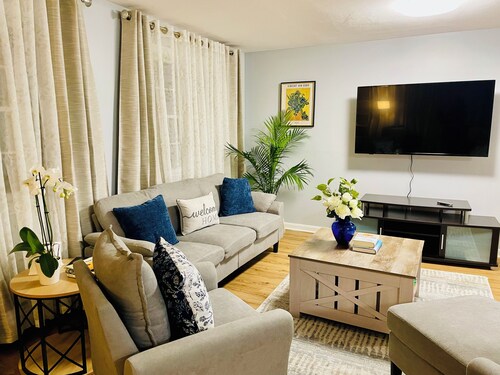 Charming 3-bedroom townhome in Marblehead
3 miles to Salem
14 miles to Boston