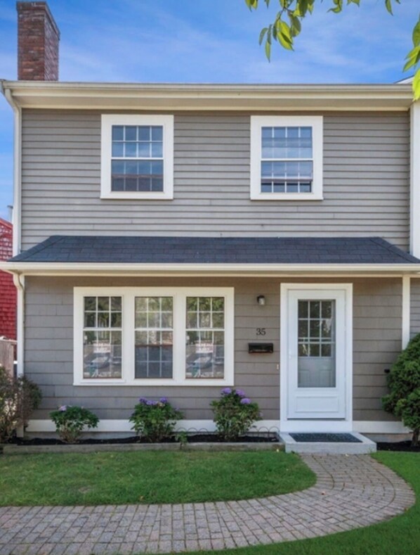 Exterior detail - Charming 3-bedroom townhome in Marblehead 
3 miles  to Salem
14 miles to Boston (Marblehead)