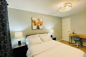 3 bedrooms, desk, iron/ironing board, free WiFi - Charming 3-bedroom townhome in Marblehead 
3 miles  to Salem
14 miles to Boston (Marblehead)