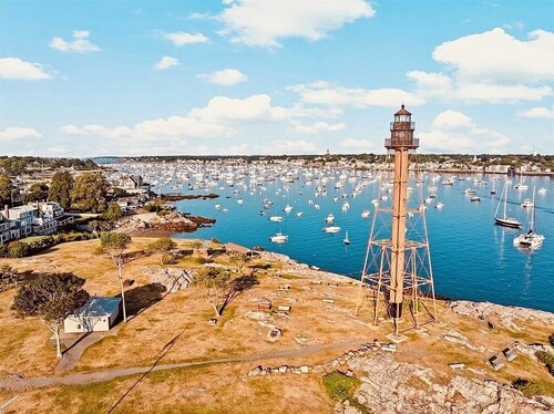 Charming 3-bedroom townhome in Marblehead 
3 miles  to Salem
14 miles to Boston