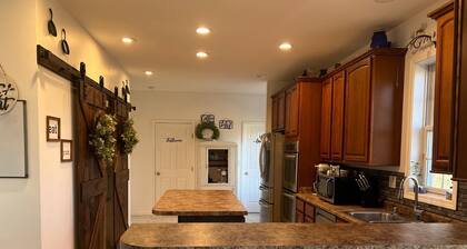 Spacious 5-bedroom country home in serene Williamstown near the Ark and lake