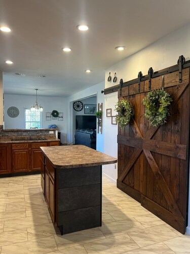 Spacious 5-bedroom country home in serene Williamstown near the Ark and lake