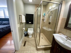 Bruser, hårtørrer, håndklæder, Sæbe