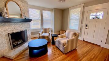 Een smart-tv en een open haard