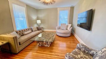 Een smart-tv en een open haard