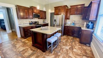 Een koelkast, een magnetron, een oven, een kookplaat