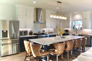 Køleskab, mikrobølgeovn, ovn, kogeplade