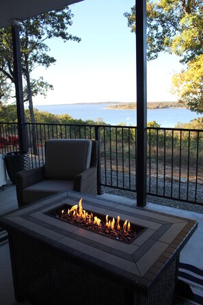 Terrace/patio - Galentine’s getaway. Beautiful 2 level, 4 Kbd, 3.5 bath with Lake Eufaula view (Texanna)