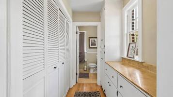 吹风机、毛巾、肥皂、卫生纸