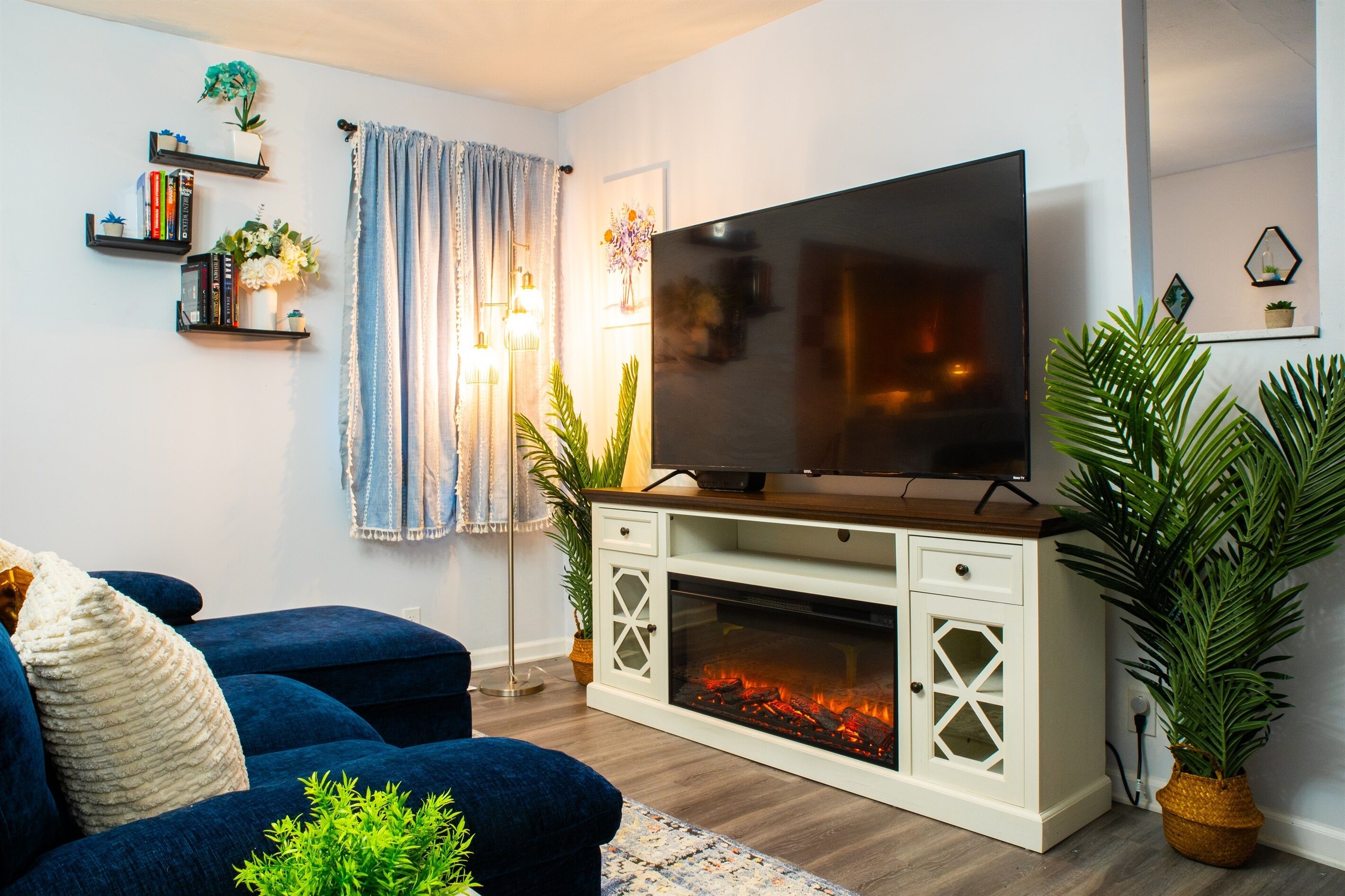 Smart TV, chimenea y oficina 