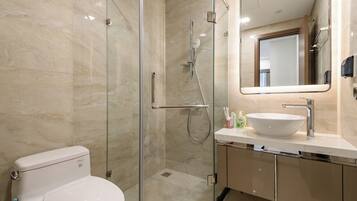 Familie suite, 3 slaapkamers, toegang tot de clublounge, uitzicht op stad | Badkamer | Designer toiletartikelen, een haardroger, badjassen, pantoffels