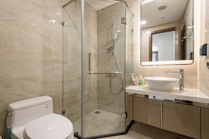 Family Suite, 3 Bedrooms, Club Lounge Access, City View | Bathroom | Designer toiletries, hair dryer, bathrobes, slippers - Vivian Landmark 81 Residence Luxury (Ho Chi Minh City)