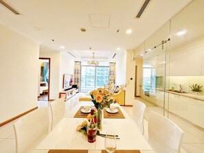 Suíte grand, 1 quarto, acesso ao Club Lounge, vista para a cidade | Roupas de cama de algodão egípcio, roupas de cama premium