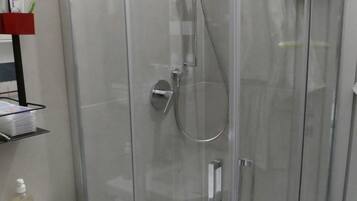 Doccia, asciugacapelli, bidet, asciugamani