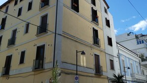 A multi-story building with balconies and a no parking sign. - The Dream Fisherman: a cozy nest in the center of town  (Pescara)