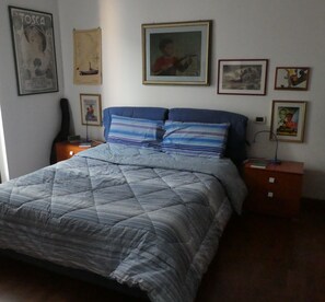 2 عدّة غرف نوم ومكتب ومكواة/لوح كي وسرير سفر