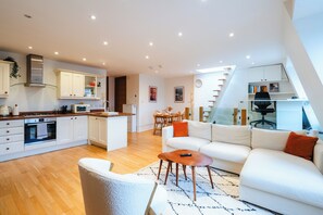 Smart TV - Modern Apartment with Spacious Terrace Near Hyde Park (London)