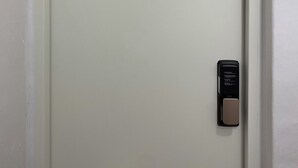 Une porte fermée dotée d’un clavier pour l’ouverture.