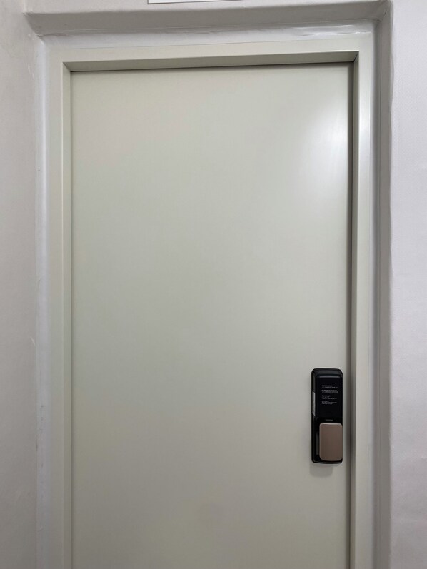 Una porta chiusa con una serratura a combinazione.