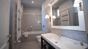 Dusche, Haartrockner, Bidet, Handtücher