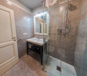 Shower, hair dryer, bidet, towels