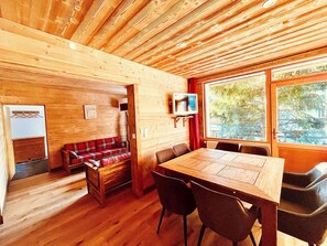 Stuga Comfort - utsikt mot bergen | Vardagsrum