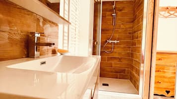 Comfort Chalet, Mountain View | Bathroom | Towels