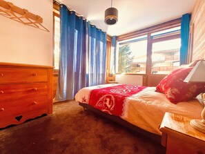 Comfort Chalet, Mountain View | 3 bedrooms, travel crib, free WiFi, bed sheets