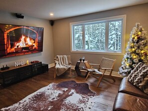 TV connectée, livres, chaîne hi-fi