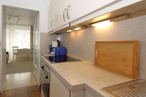 Kühlschrank, Ofen, Wasserkocher mit Kaffee-/Teezubehör, Toaster