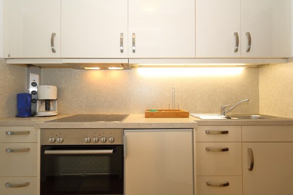 Fridge, oven, coffee/tea maker, toaster