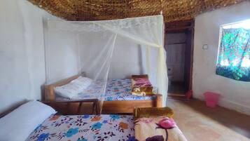 Eenvoudige tweepersoonskamer, uitzicht op binnenplaats