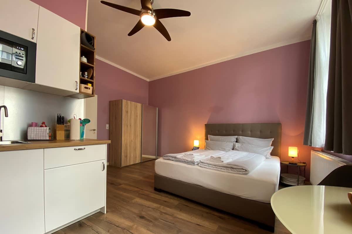 Estudio, 1 cama King size, baño privado, vista a la ciudad | Cocina privada | Periquera