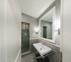 Shower, hair dryer, bidet, towels - St. Peter Colonnade view (MAS-3) (Roma)