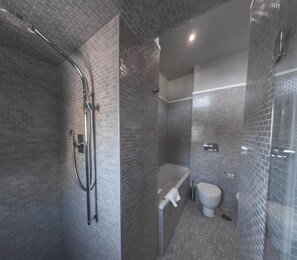 Douche, sèche-cheveux, bidet, serviettes fournies