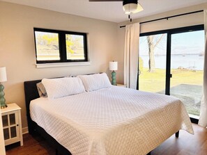 4 bedrooms, iron/ironing board, free WiFi, bed sheets - Modern Lake Home: Family Fun & Memorable Getaway! (Beaver Dam)