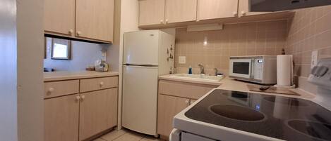 Réfrigérateur, four à micro-ondes, un four, surface de cuisson