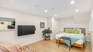 Tabla de planchar con plancha, wifi y ropa de cama