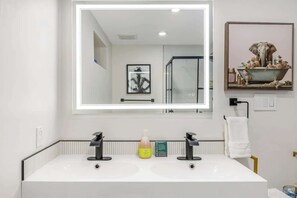 Douche, sèche-cheveux
