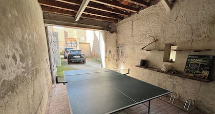 Chez Mamie Madeleine, grand gĂźte familial en bord de forĂȘt de Tronçais.