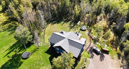 Thunder Bay Retreat, beautiful property with trails. Close to all anemnities.