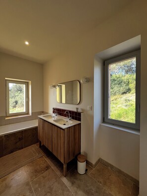 Towels, toilet paper - Renovated farmhouse in the South Luberon countryside - 14 pers (Pertuis)