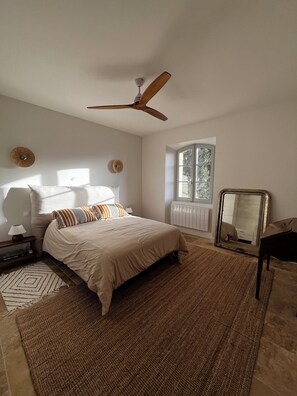 6 bedrooms, WiFi, bed sheets