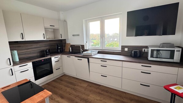 Réfrigérateur, four à micro-ondes, un four, surface de cuisson