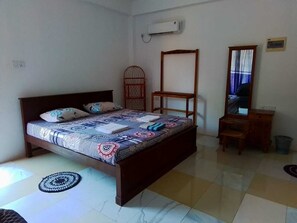 Deluxe Room, Balcony, Sea View | Meja, ruang kerja komputer riba 