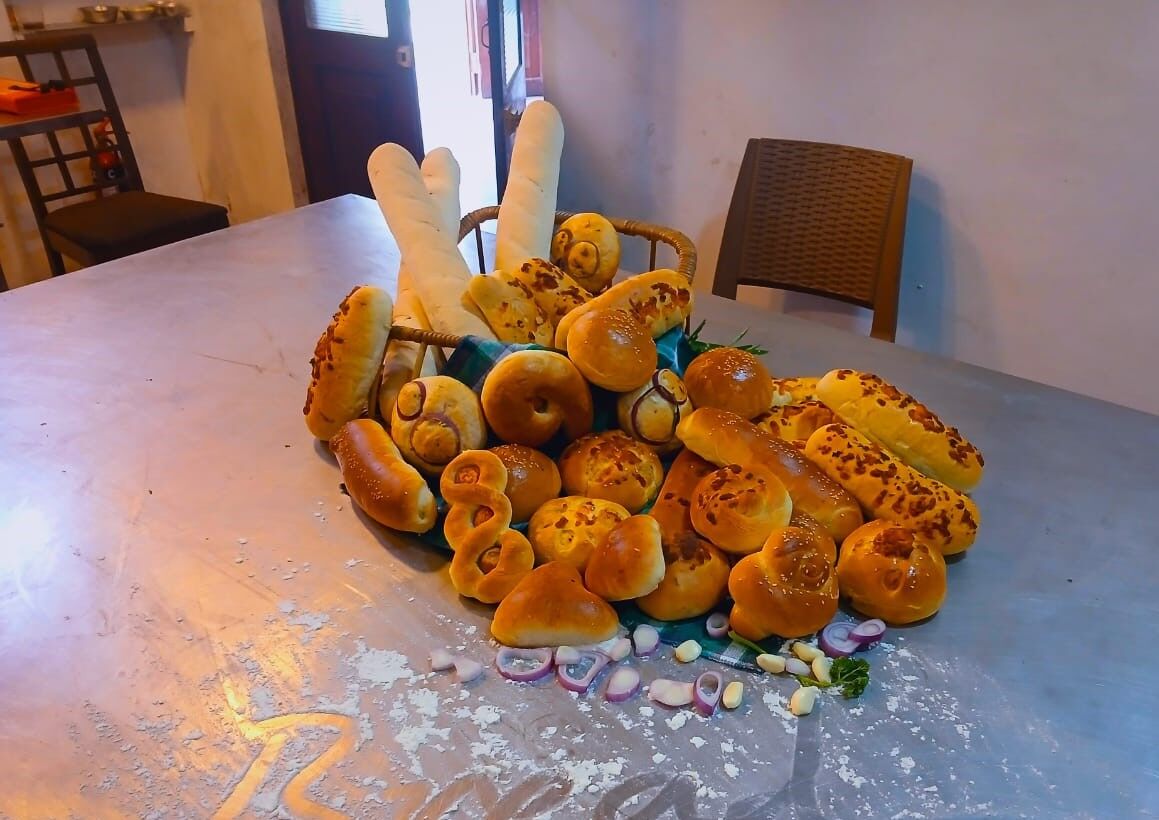 Een tafel met verschillende soorten brood en bijpassende toppings.